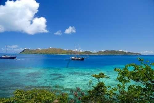 解答你所有疑问,尽在白色针织衫搭配黑色紧身西装裤,简直不要太优雅成熟!你会喜欢吗?